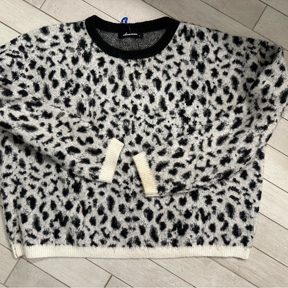 Womens animal print sweater size excellent conditiin